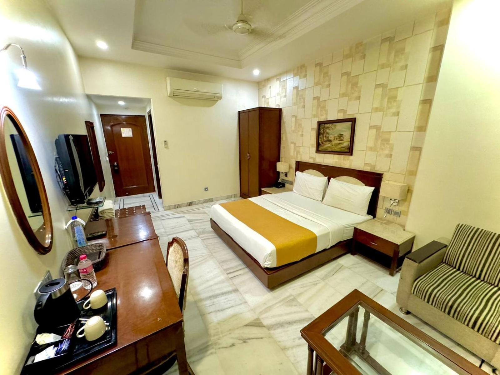 Hotel Florence Inn, Karol Bagh, New Delhi, 2 Min From Metro מראה חיצוני תמונה